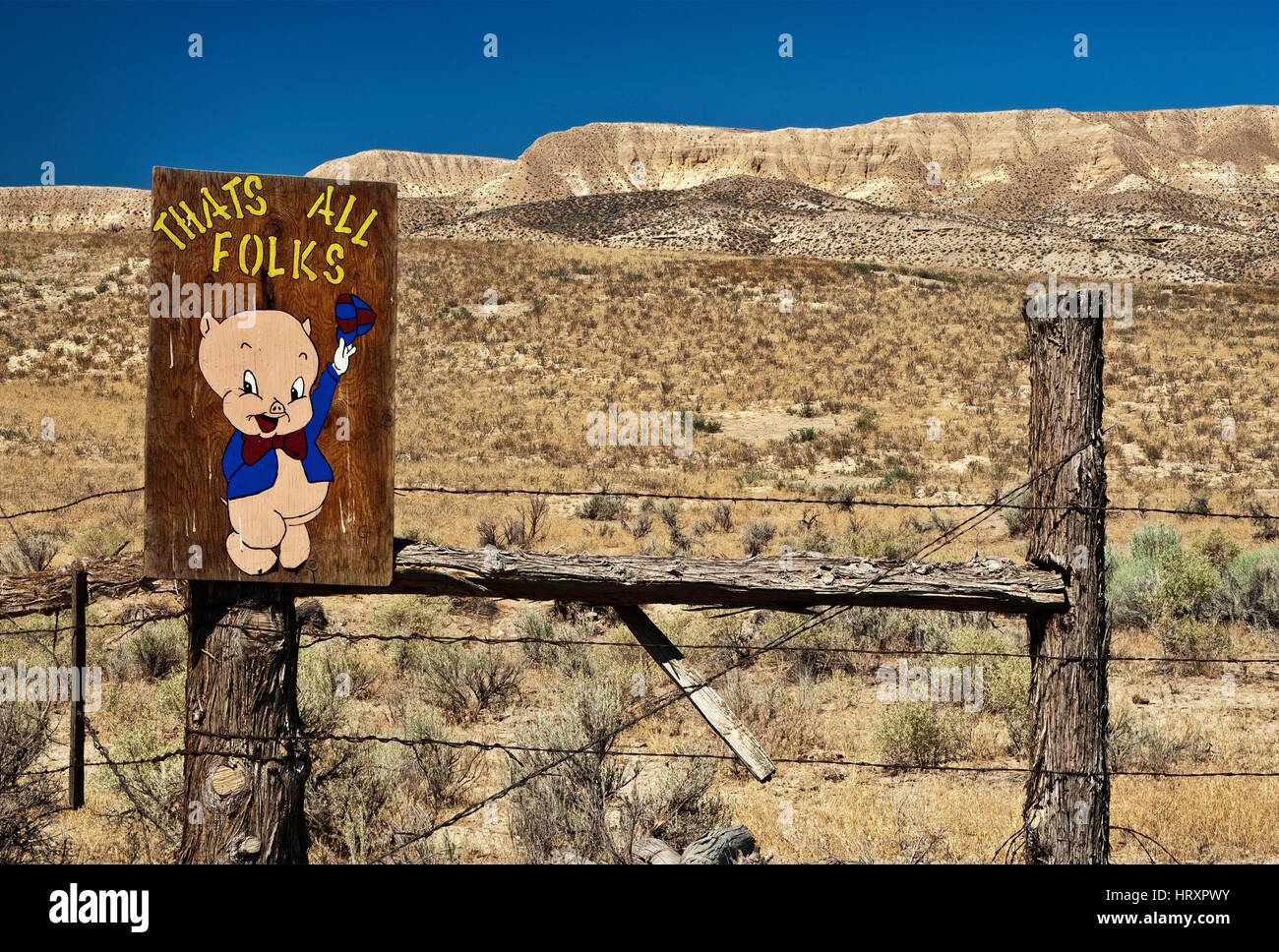 Porky Pig da Looney Tunes cartoni animati, segno al ranch in Owyhee montagne, alta regione desertica, Idaho, Stati Uniti d'America Foto Stock