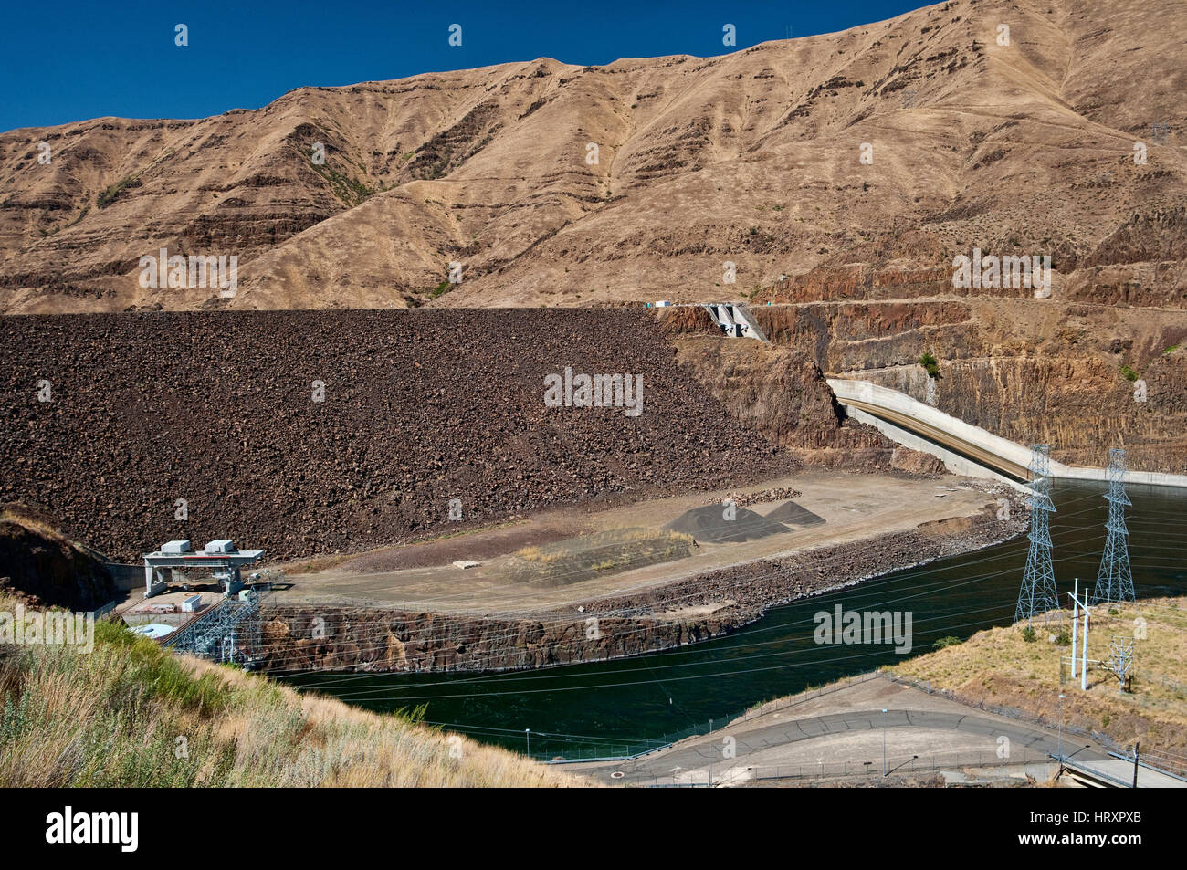 Lanca diga, una centrale idroelettrica di run-di-il-fiume rockfill diga sul fiume Snake a Hells Canyon, Idaho lato in corrispondenza del confine Idaho-Oregon, STATI UNITI D'AMERICA Foto Stock