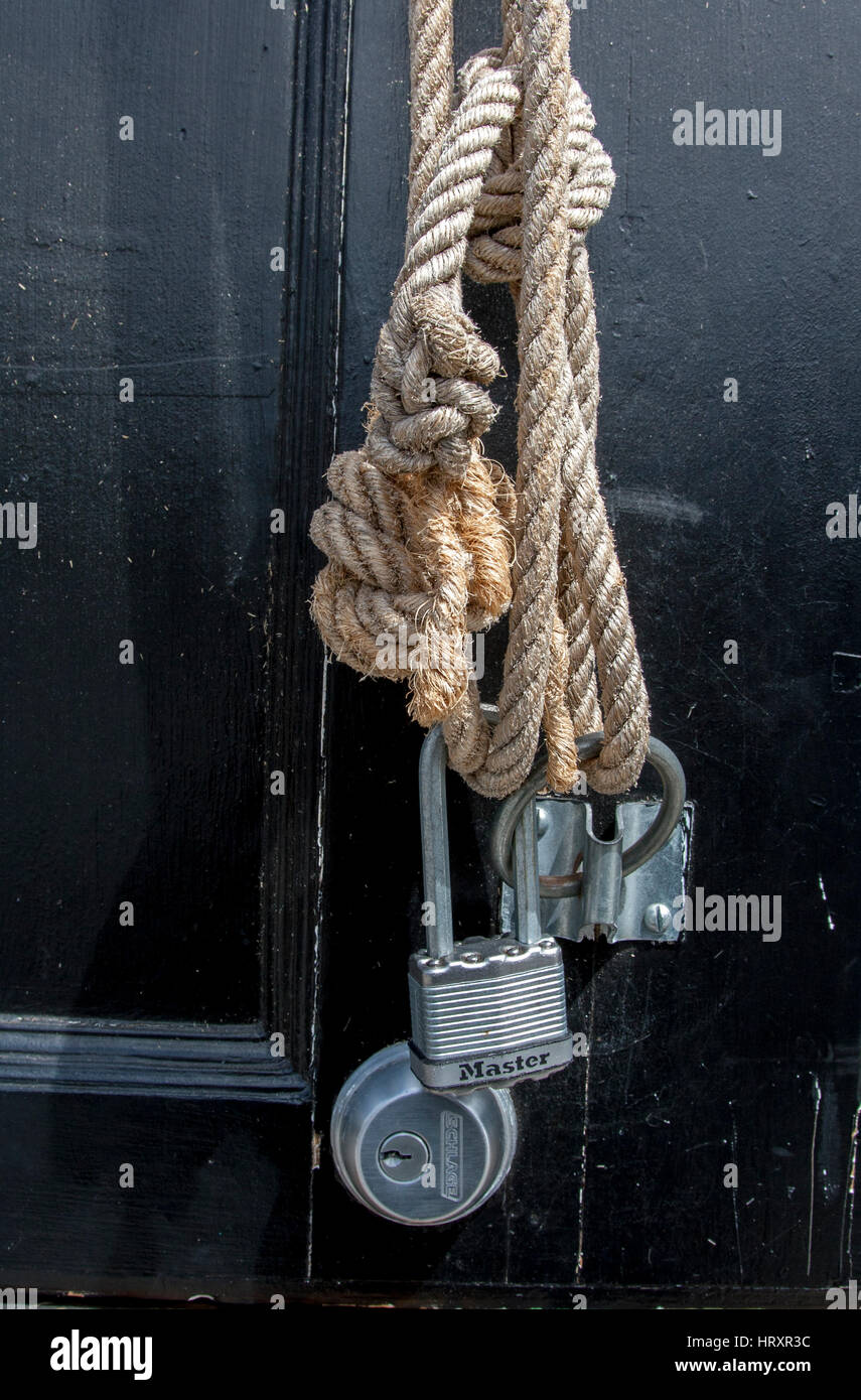 La corda e serrature appeso su una porta casuale nel Mission District di San Francisco, California. Foto Stock