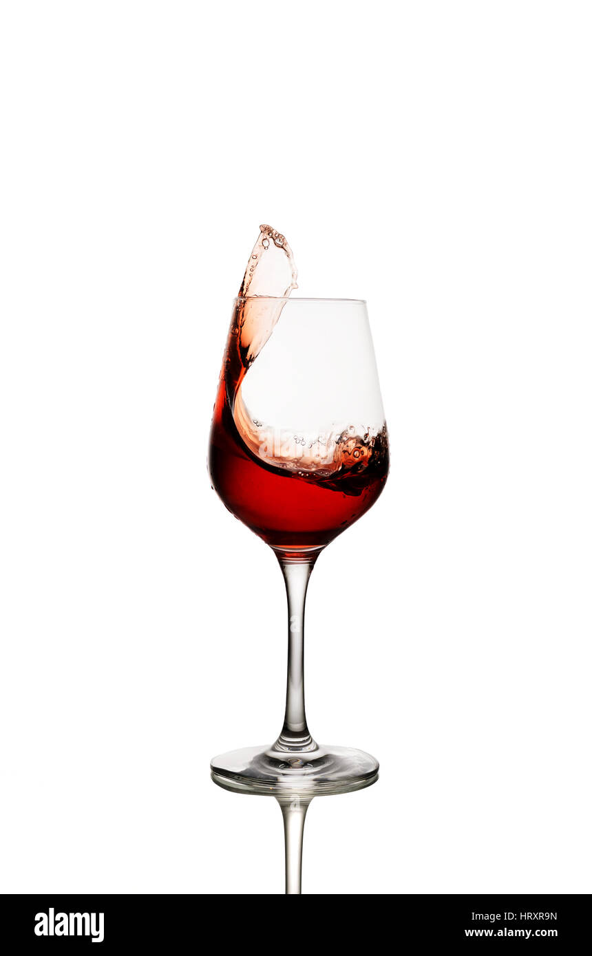 Vino rosso schizzi dal vetro isolato su sfondo bianco Foto Stock