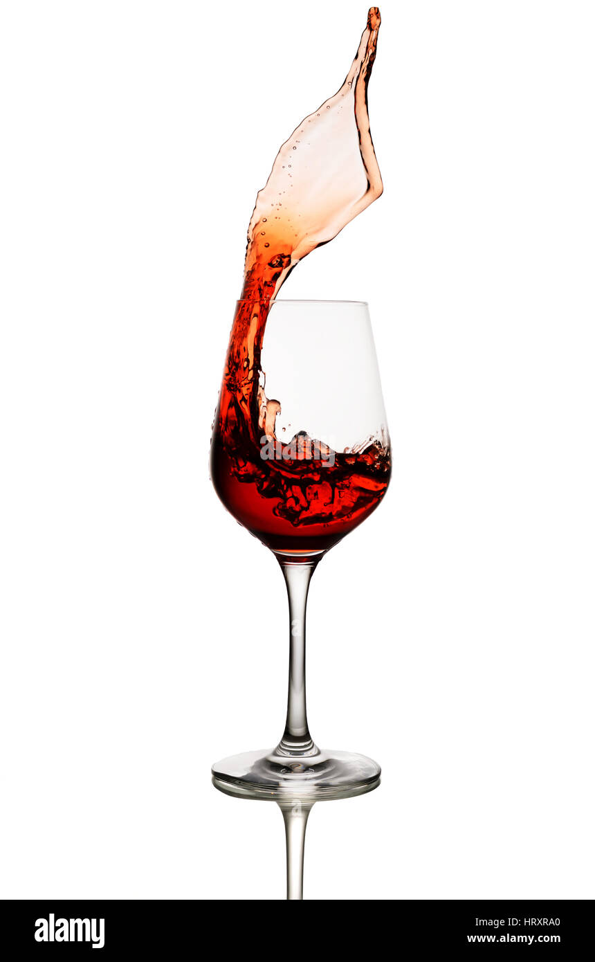 Vino rosso schizzi dal vetro isolato su sfondo bianco Foto Stock