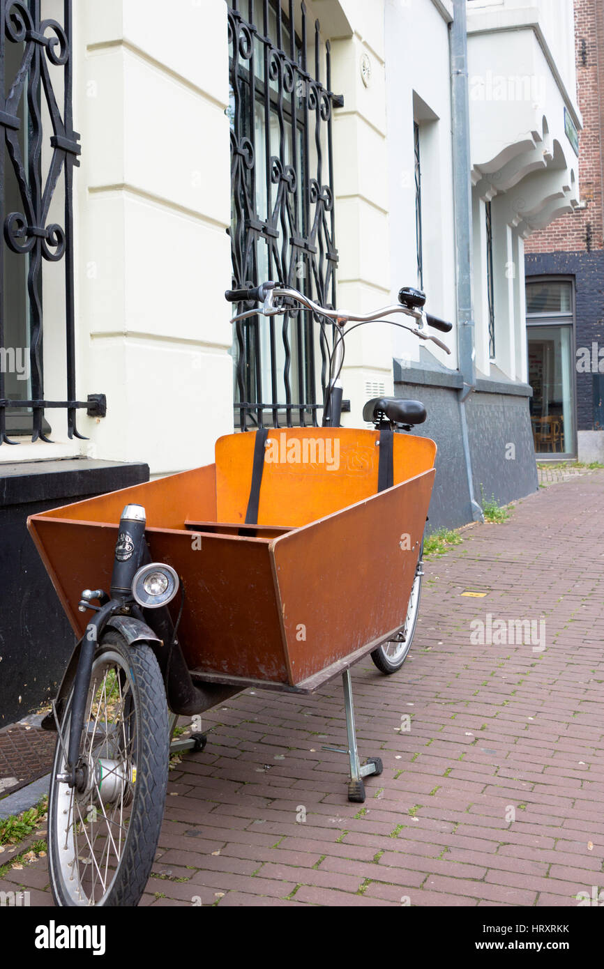 Modificato bike per corriere o shopping in Amsterdam, Paesi Bassi con supporto per bambino o negozi di generi alimentari Foto Stock