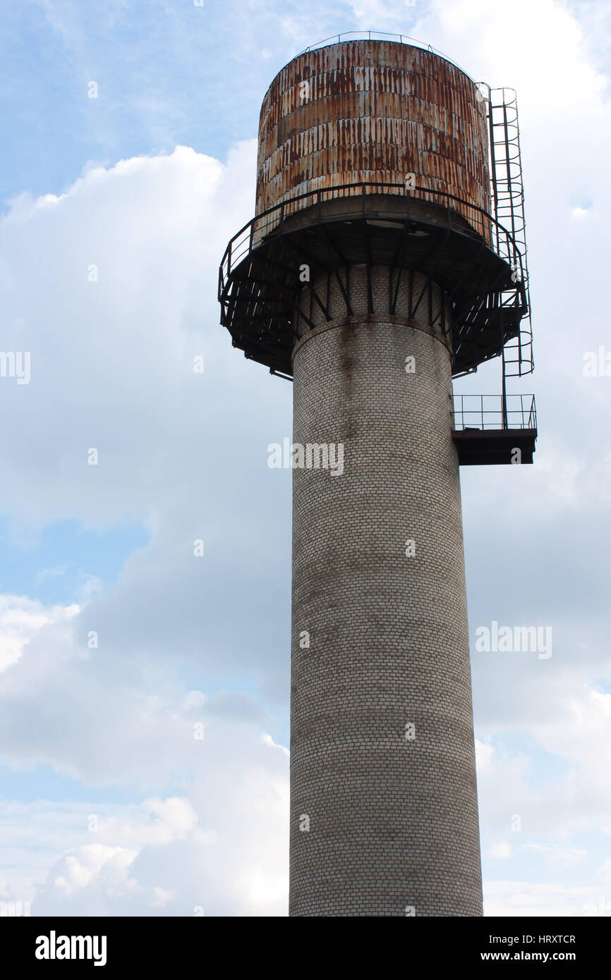 Vecchio arrugginito acqua torre sovietica.ingegneria idraulica costruzione nella fornitura di acqua Foto Stock