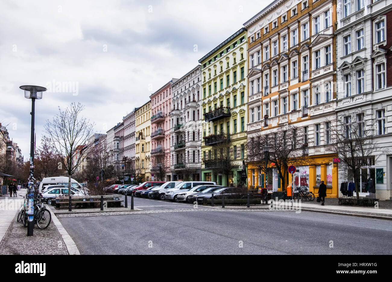Berlino Prenzlauer Berg., elegante antico ristrutturato appartamento di edifici. Tipiche case tradizionali in Oderberger Strasse Foto Stock