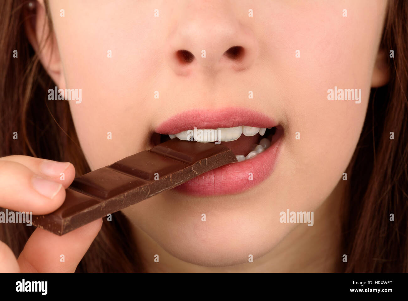 Primo piano della donna mangiare il cioccolato Foto Stock