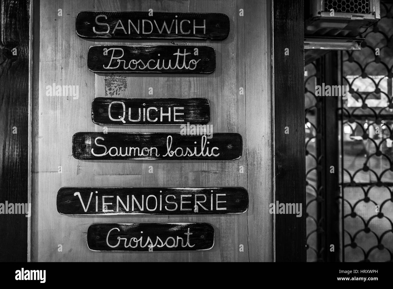 Menu di cibo sulla parete di un ristorante da Bucarest, Romania Foto Stock