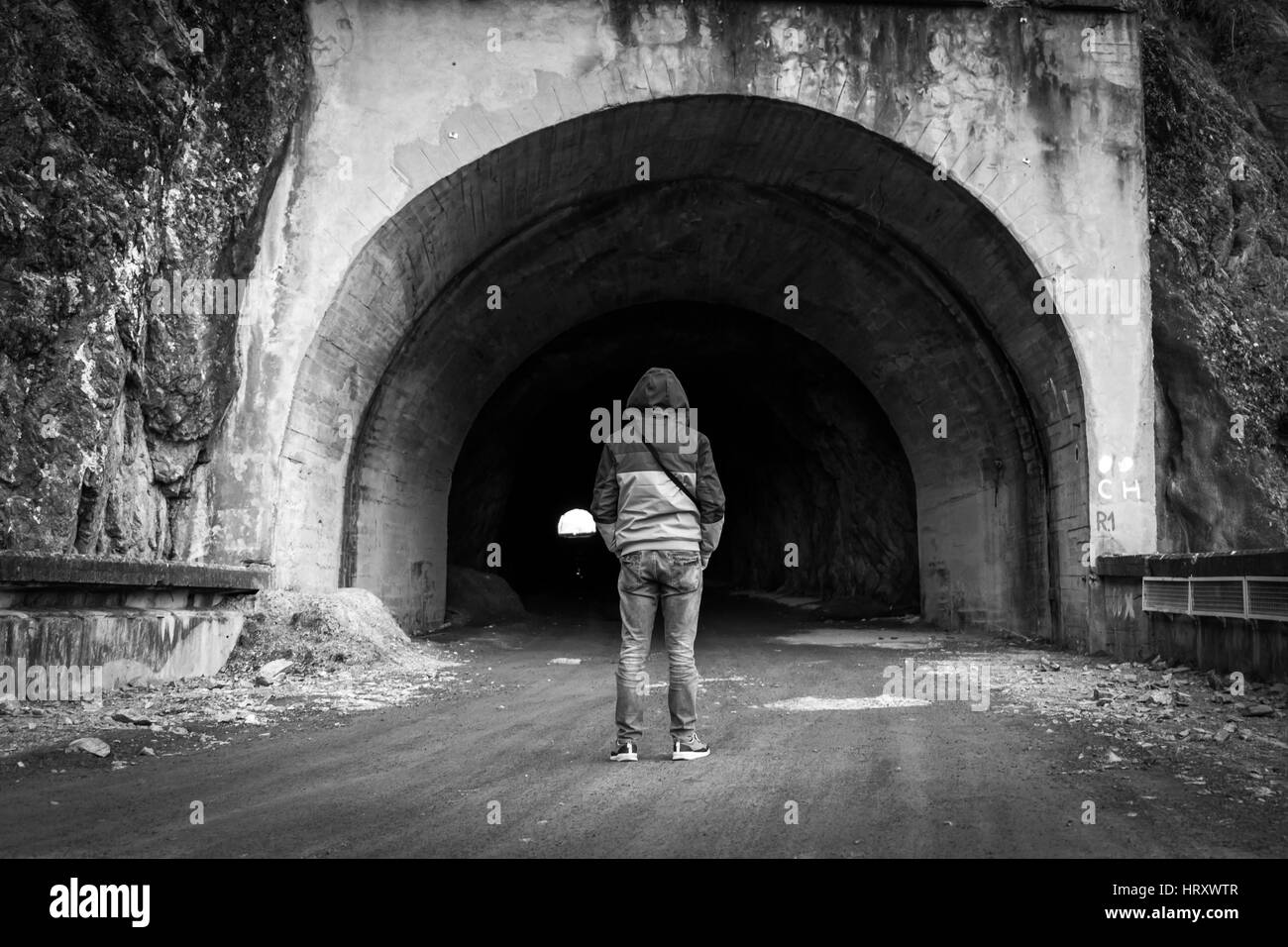 L'uomo entrata in un tunnel Foto Stock
