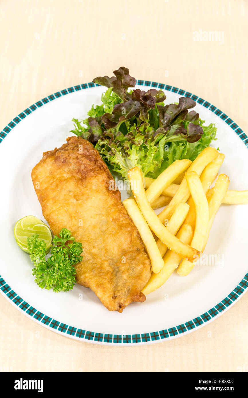 Pesce e patatine con salsa tartare Foto Stock