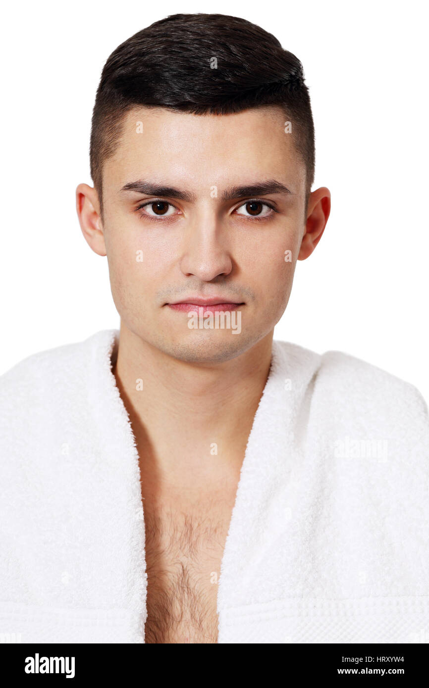 Un uomo con un asciugamano ritratto di close-up, isolati su sfondo bianco Foto Stock