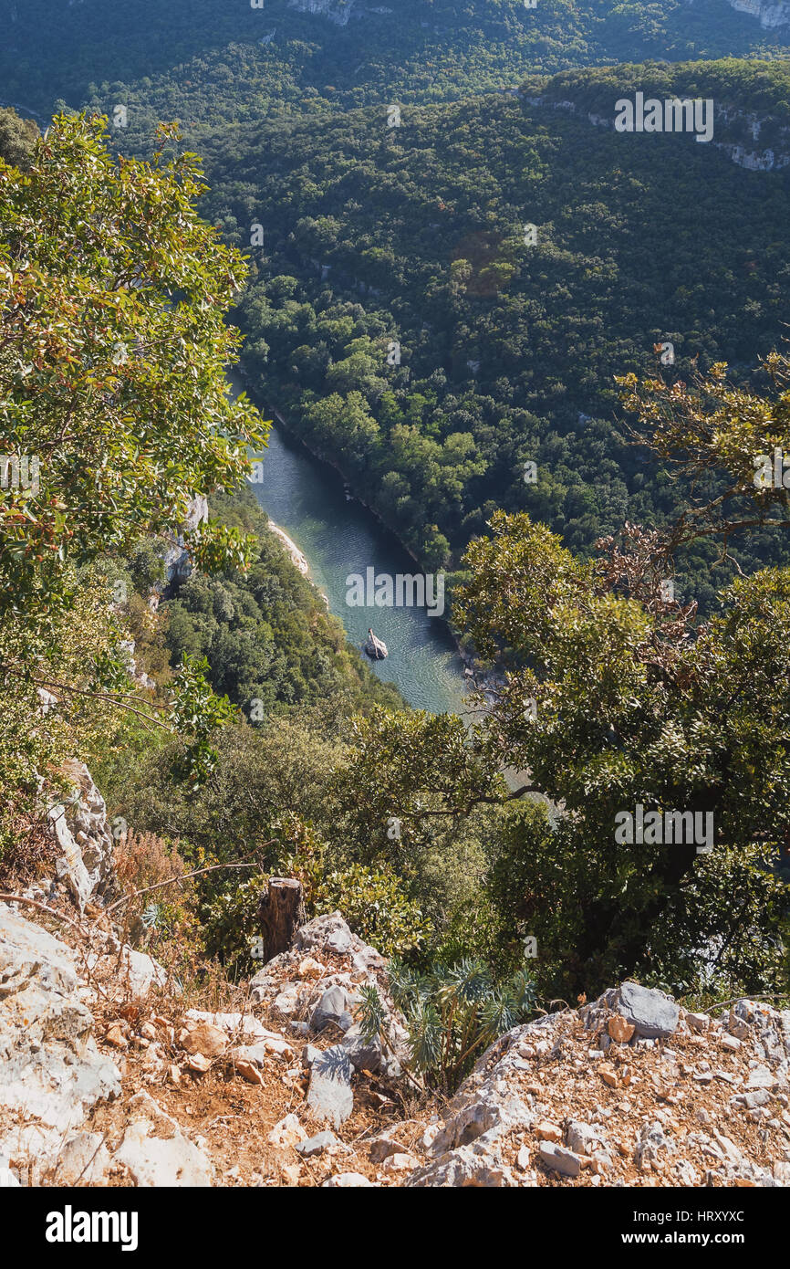 La Gorges de Ardeche si compone di una serie di gole del fiume Ardeche, formando una trentina di chilometri canyon. Foto Stock