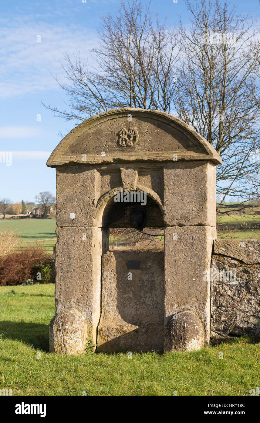 Resti del villaggio pinfold e fontana a Gilling West, North Yorkshire, Inghilterra, Regno Unito Foto Stock