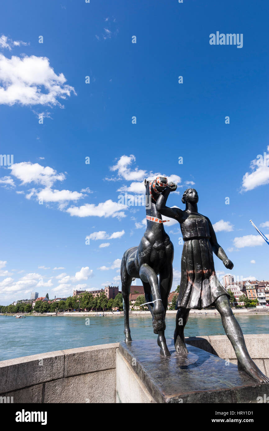 Scultura di Amazon a cavallo per artista Carl Nathan Burckhardt, Mittlere Bruecke oltre il Fiume Reno, Basilea, Svizzera Foto Stock