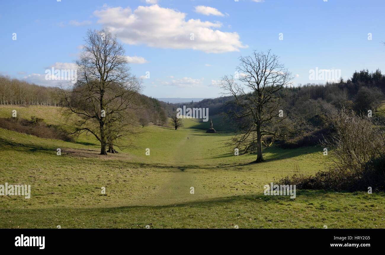 Visualizza in basso sei pozzetti fondo valle verso San Pietro la pompa in una primavera naturale presso la sorgente del fiume Stour, Stourhead, Wiltshire, Regno Unito, Febbraio Foto Stock