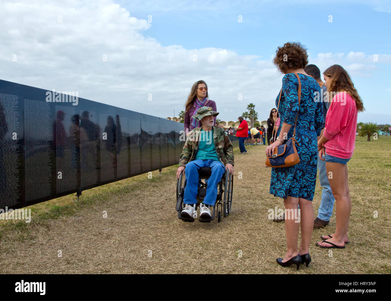 Visitatori & Marina Americana veterano in visita in Vietnam Memorial Wall, manovrando la sedia a rotelle. Foto Stock