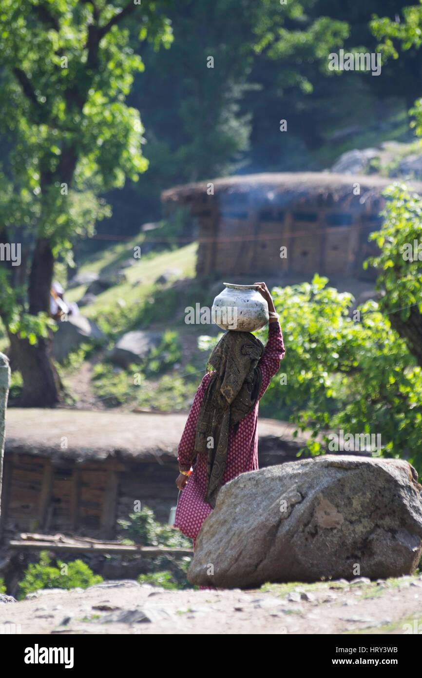 Jammu e Kashmir in India. La donna che porta pot sulla testa Foto Stock