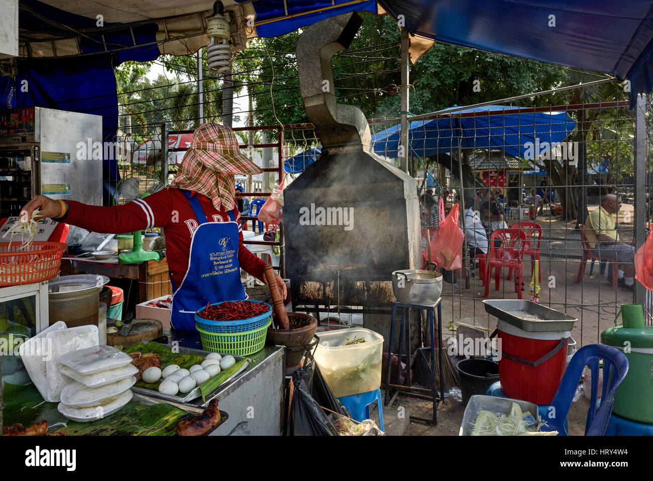 Cucina tailandese Street food con cucina donna. Thailandia Sud-est asiatico Foto Stock