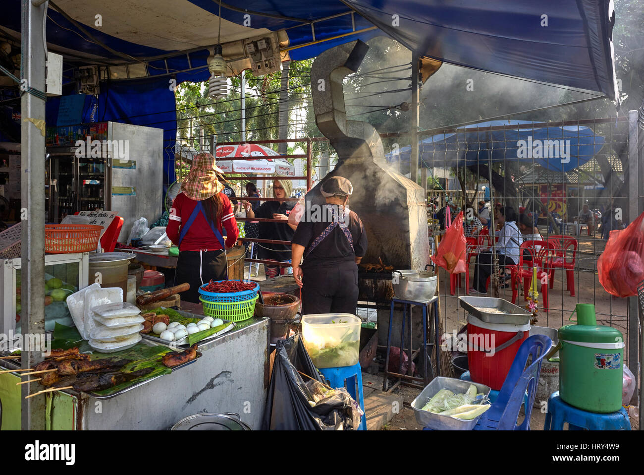 Thailandia street food La cucina con le donne di cottura. Thailandia del sud est asiatico Foto Stock