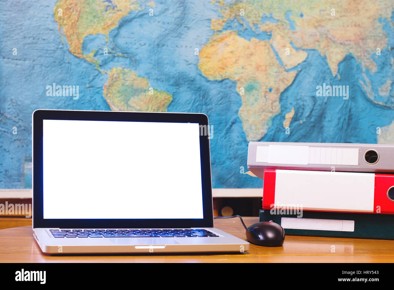 Computer portatile con vuoto nella schermata vuota sulla mappa del mondo sfondo in ufficio business Foto Stock