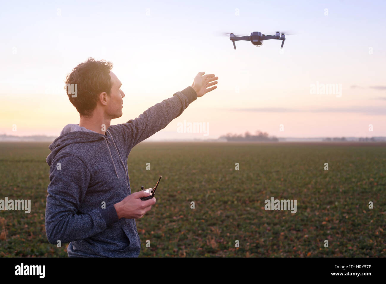 Uomo drone di pilotaggio, esseri umani e tecnologie della comunicazione Foto Stock
