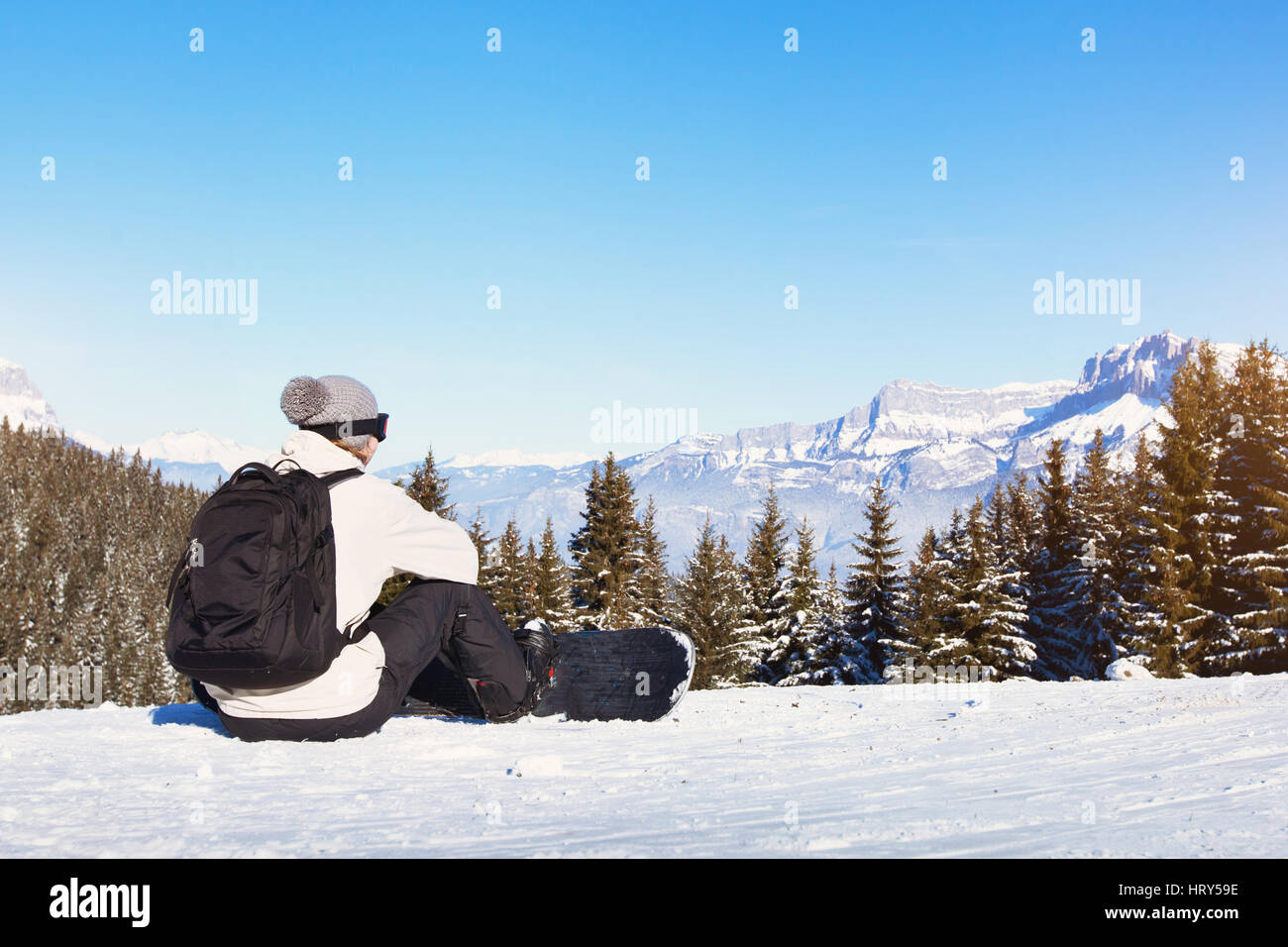 Snowboard in inverno, donna guardando il bellissimo panorama di montagna delle Alpi Foto Stock