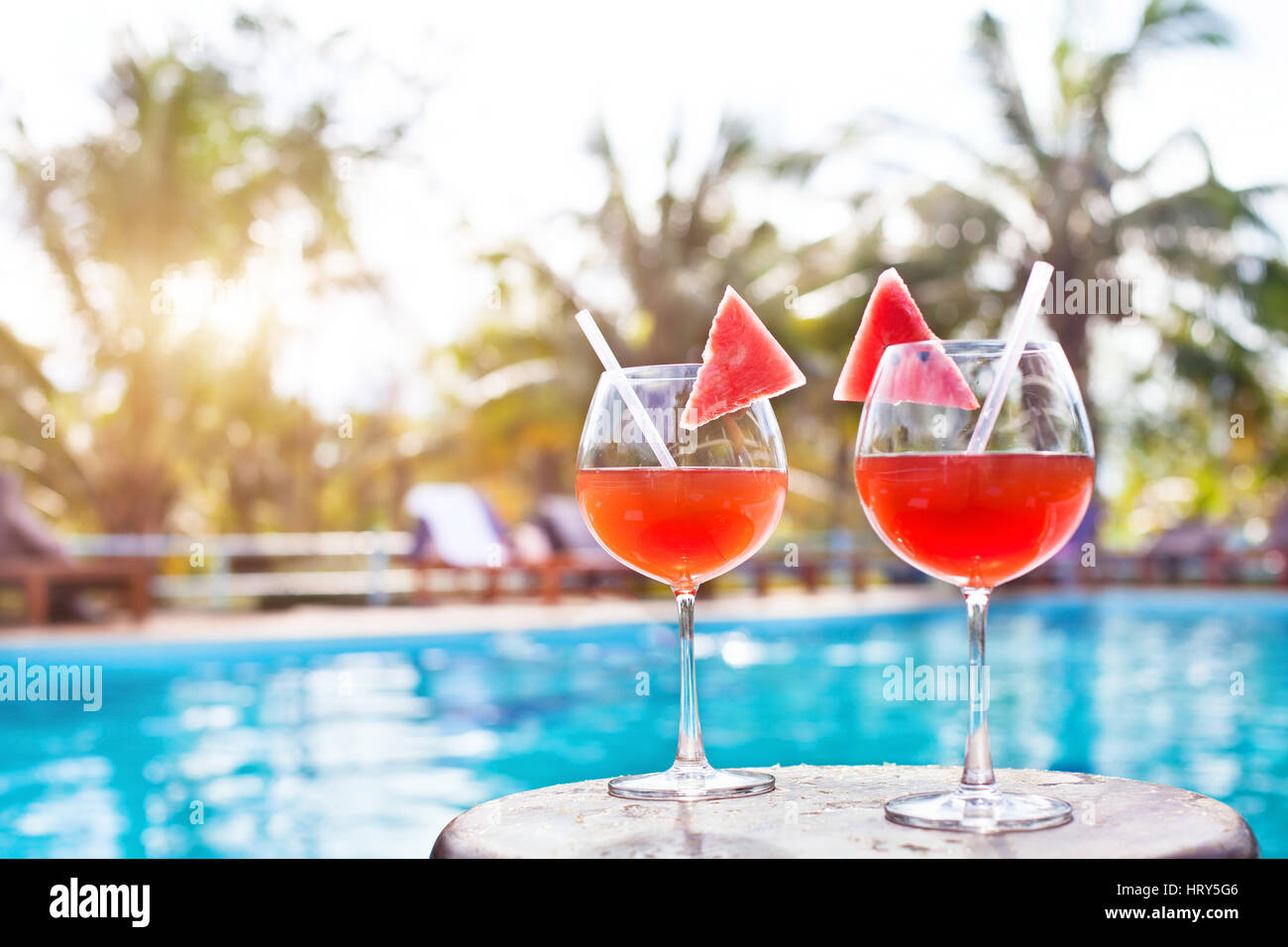 Spiaggia vacanze sfondo con due cocktail vicino alla piscina in hotel di lusso, turismo Foto Stock