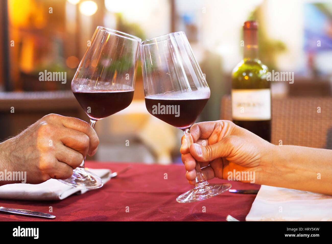 Paio di bere il vino nel ristorante, vicino delle mani con gli occhiali, il momento felice Foto Stock