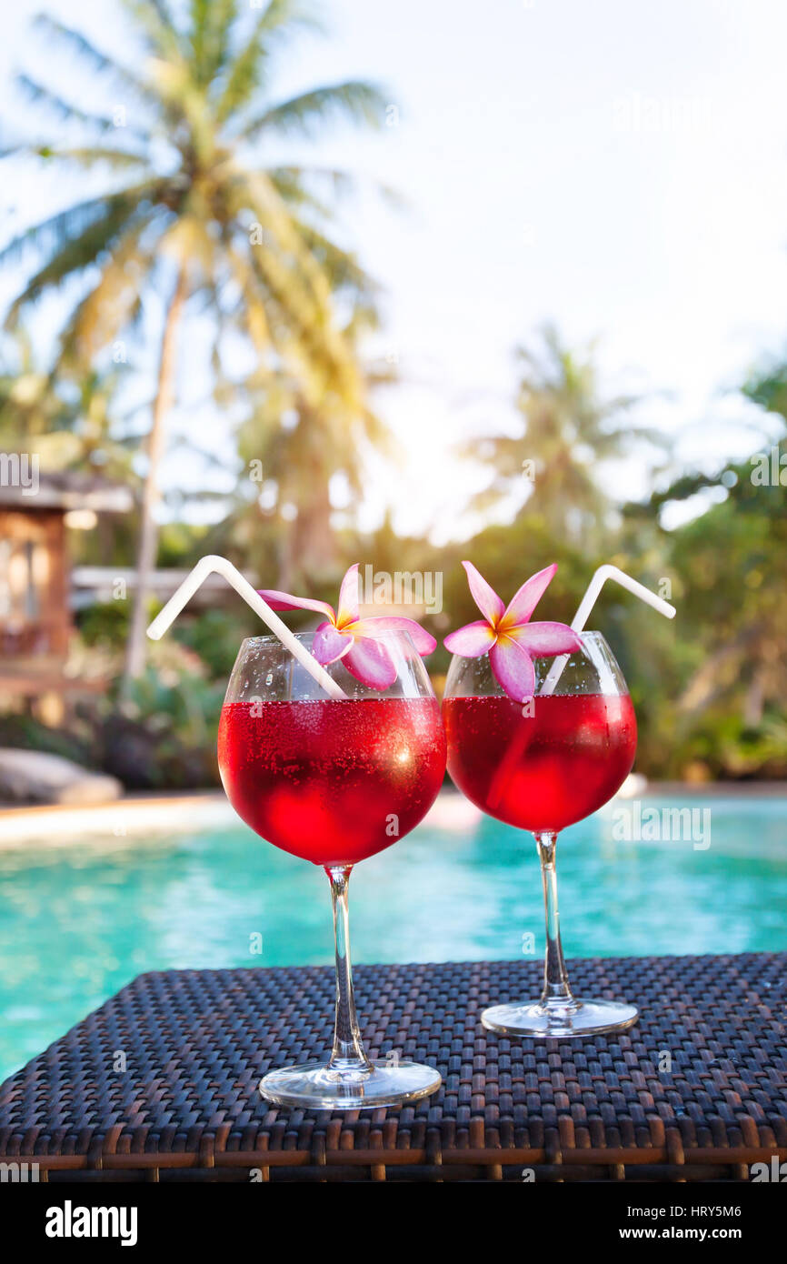 Lussuoso hotel sulla spiaggia, due splendidi cocktail esotici vicino alla piscina, per le vacanze o il concetto di rilassamento Foto Stock