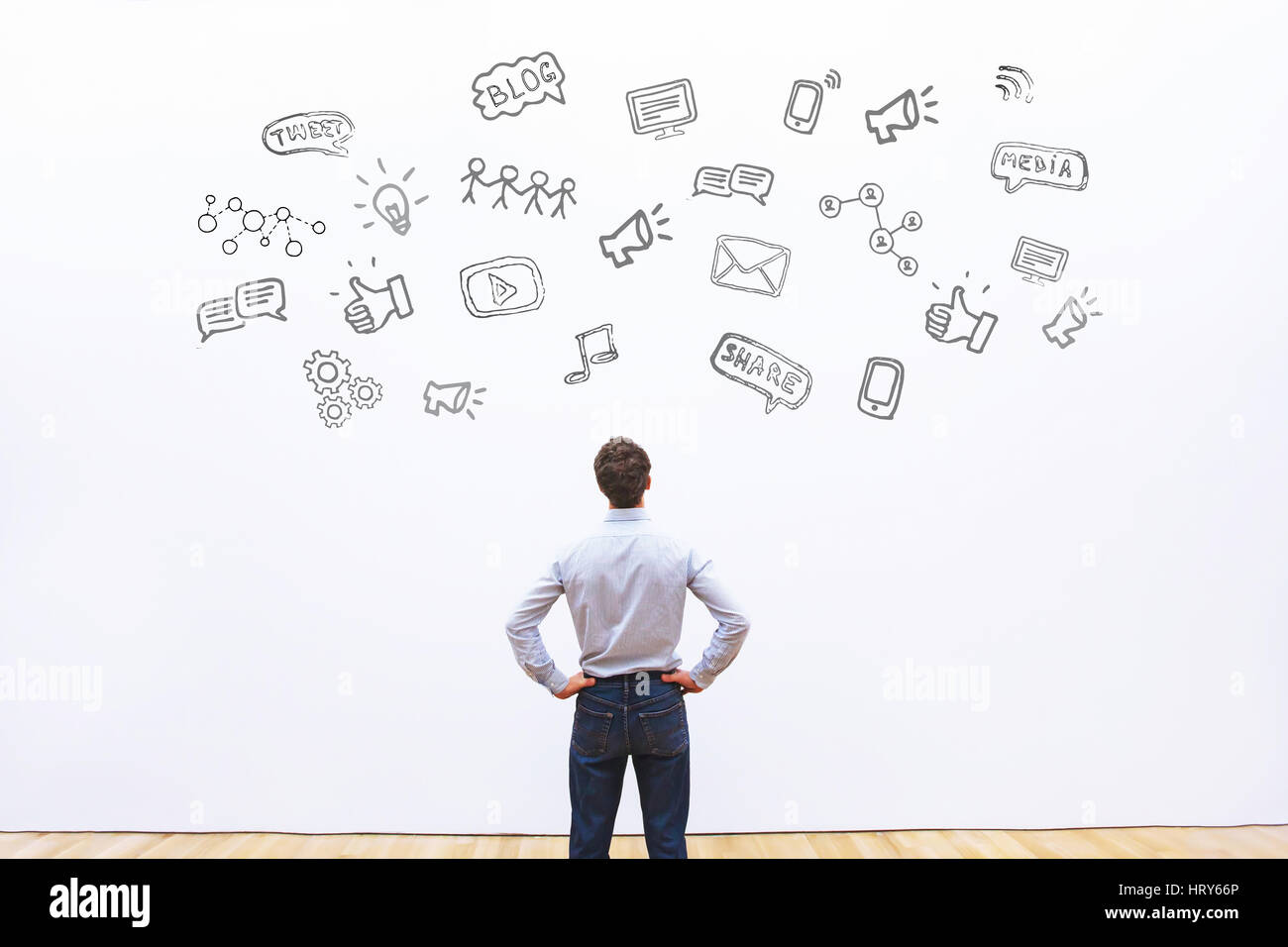 I social media o il concetto di rete di sfondo, un uomo guarda le icone di tweet, condividere simili e blog Foto Stock