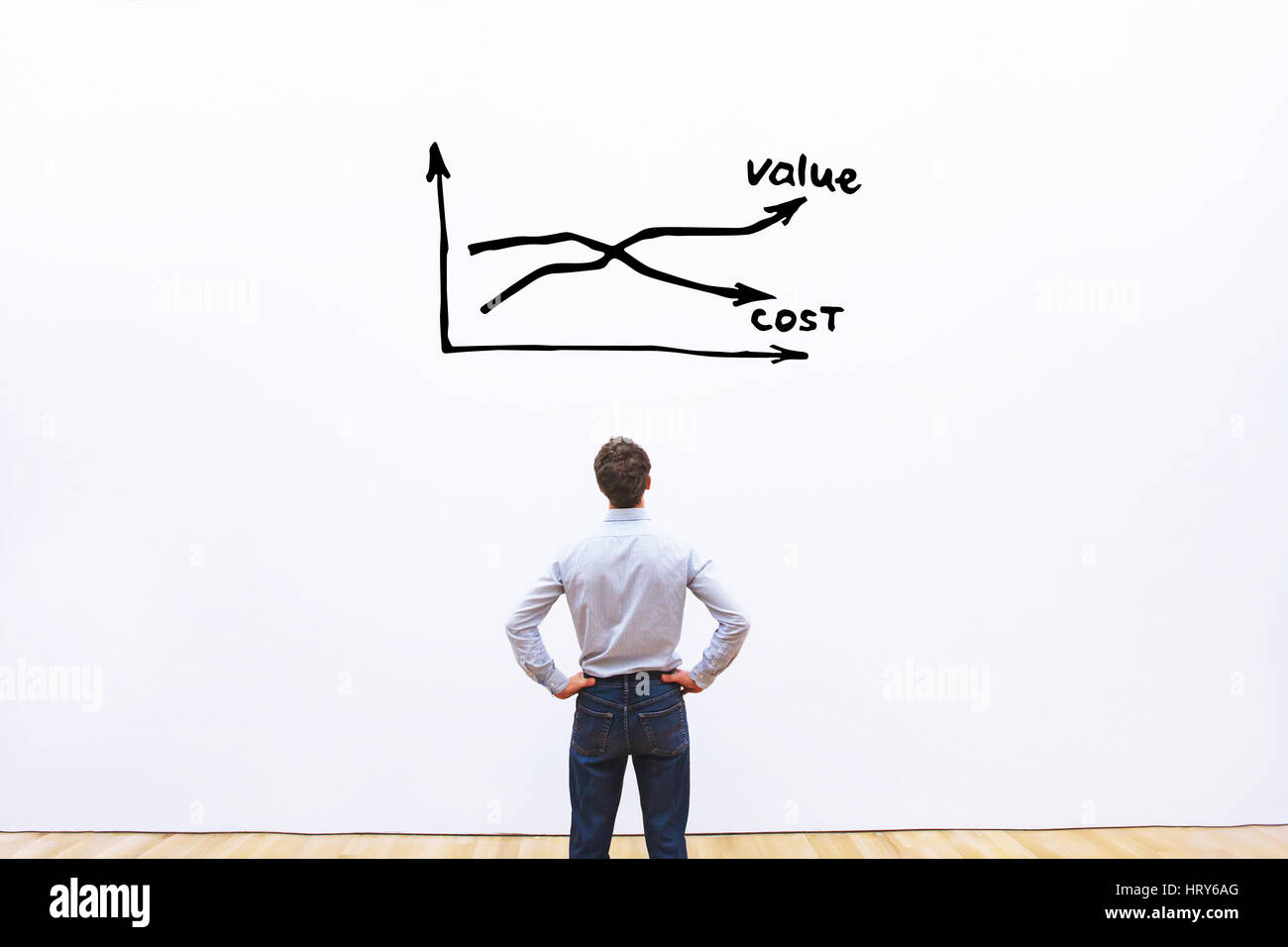 Diminuire i costi e aumentare il valore business concetto, imprenditore grafico di analisi Foto Stock