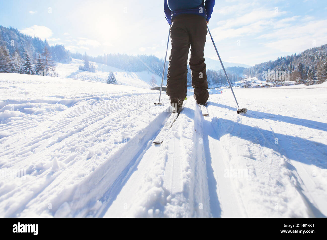 Sciare in inverno, sfondo con gambe di sciatore su pista di sci Foto Stock