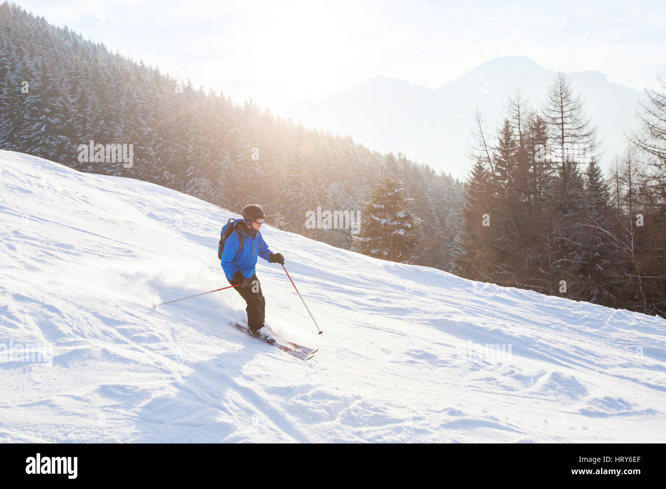 Sciatore in sunset montagne, piste per lo sci di fondo Foto Stock