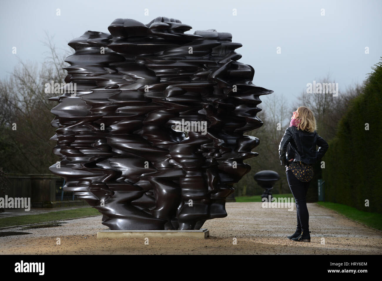 Lo Yorkshire Sculpture Park di Nina Rogers è illustrata la visualizzazione di opera dello scultore Tony Cragg. La mostra "una rara categoria di oggetti' apre ufficialmente a t Foto Stock