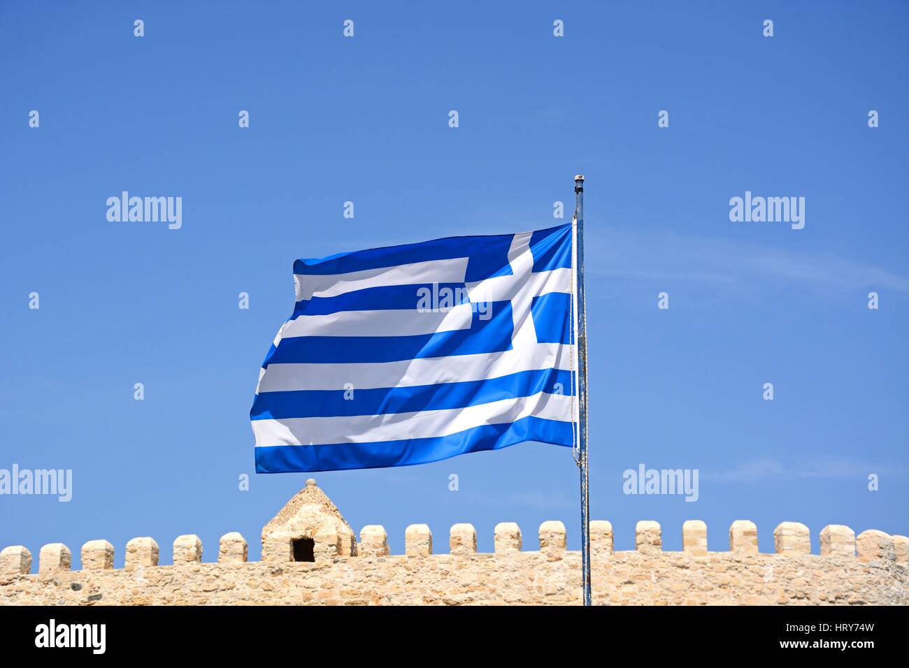 Parte di Koules castello con una bandiera greca in primo piano, Heraklion, Creta, Grecia, l'Europa. Foto Stock