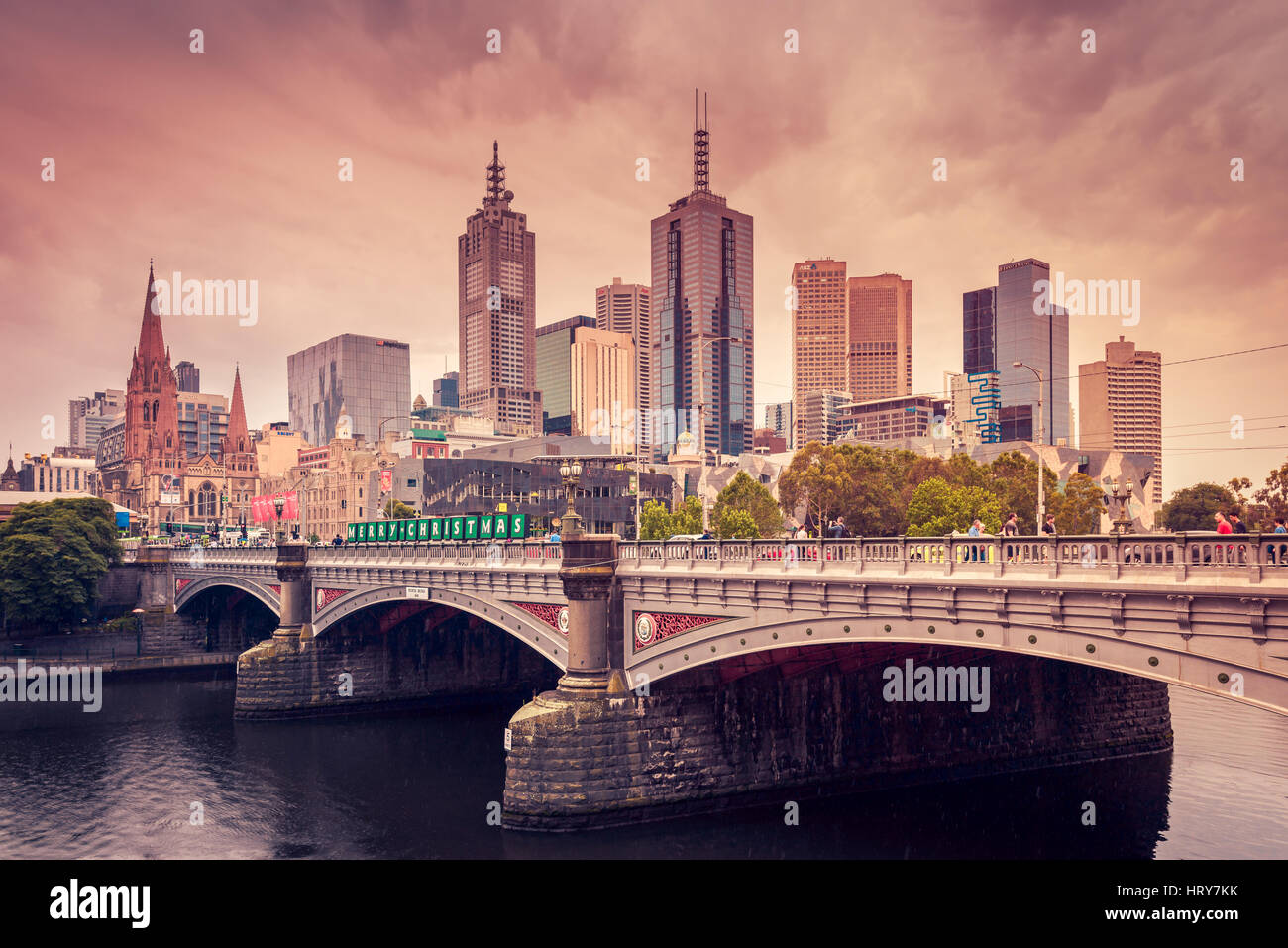 Melbourne, Australia - 27 dicembre 2016: grattacieli in Melbourne CBD sotto la pioggia, Yarra Southbank, Victoria Foto Stock