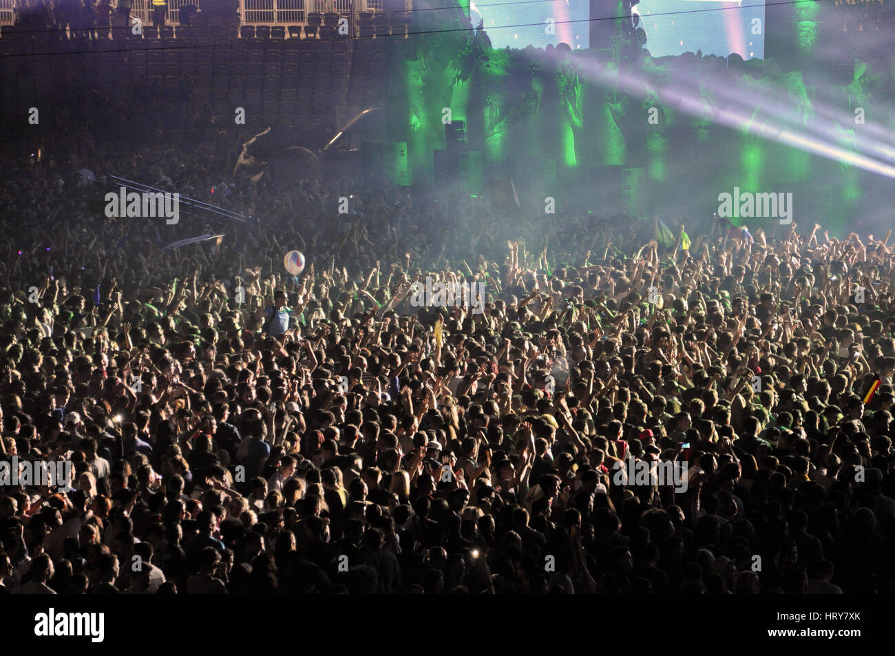 CLUJ NAPOCA, Romania - 31 luglio 2015: folla di festa la gente ballare durante un Casette concerto dal vivo per le indicibili Festival della Gioventù Europea Capi Foto Stock