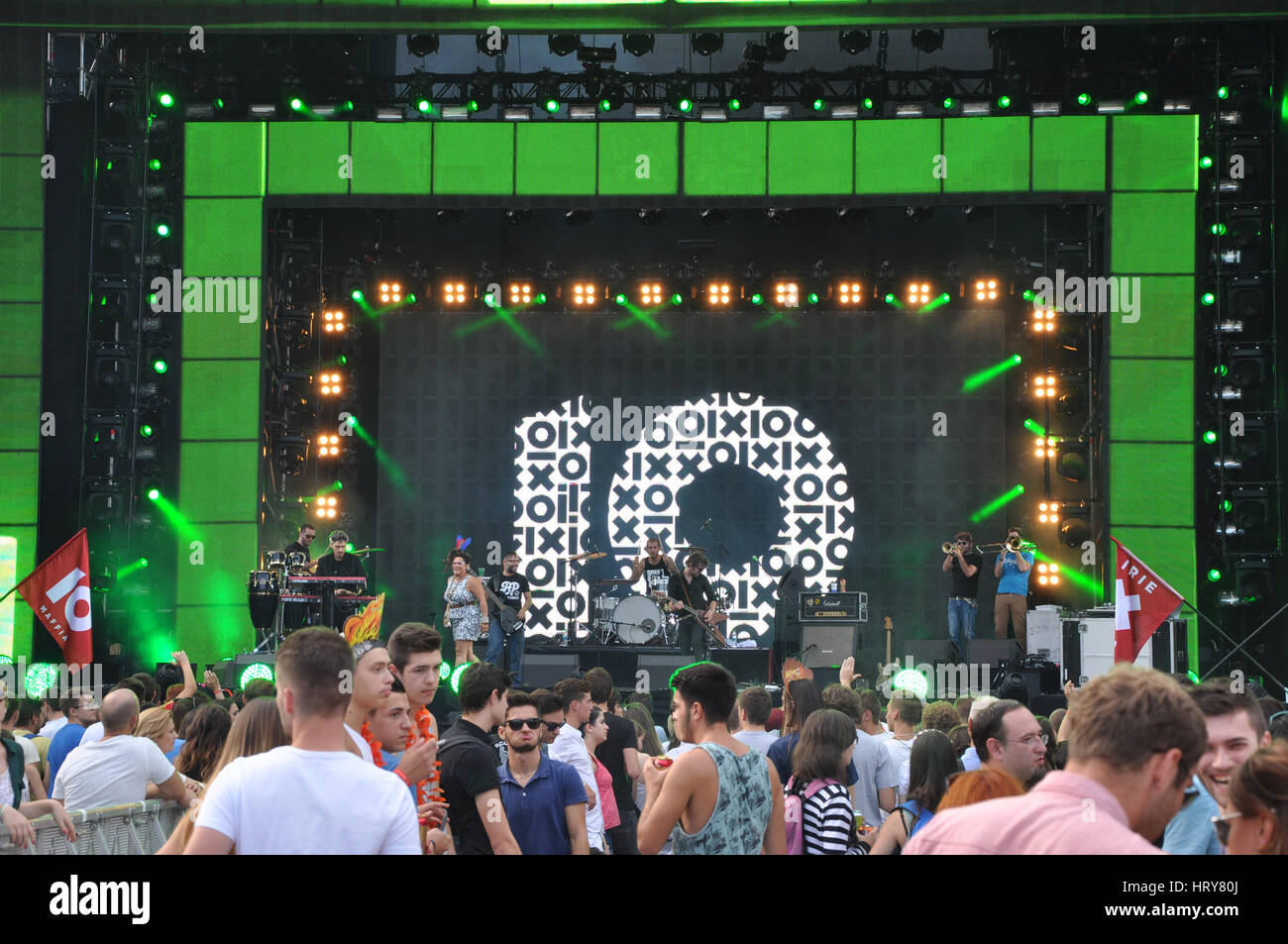 CLUJ NAPOCA, Romania - 2 agosto 2015: la folla di gente allegra per divertirsi durante un Irish Mafia Concerto al Festival di indicibili Foto Stock