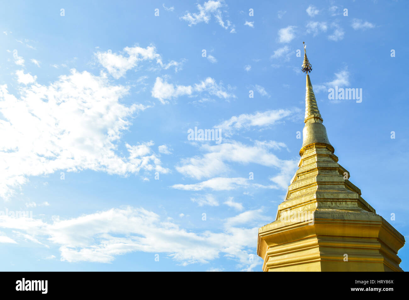 Chiang Rai, Tailandia - 1 Ottobre 2016: il Wat Phra That Doi Chom Thong, Chedi o pagoda dorata di Stupa con il blu del cielo. Foto Stock