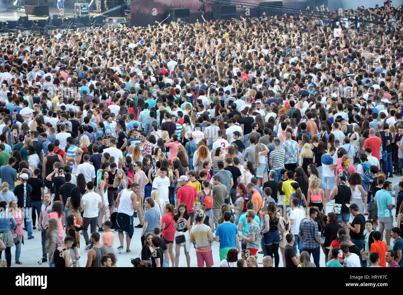 CLUJ NAPOCA, Romania - 30 luglio 2015: folla di popolo partito alzando le mani durante un Tom Odell concerto dal vivo presso il Festival di indicibili Foto Stock