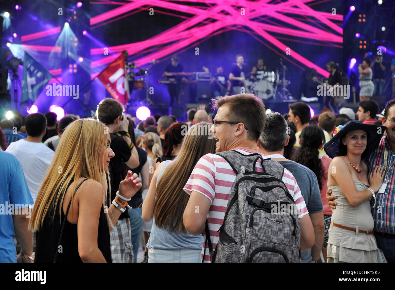 CLUJ NAPOCA, Romania - 2 agosto 2015: folla di festa le persone godono di una mafia irlandese concerto dal vivo presso il Festival di indicibili Foto Stock