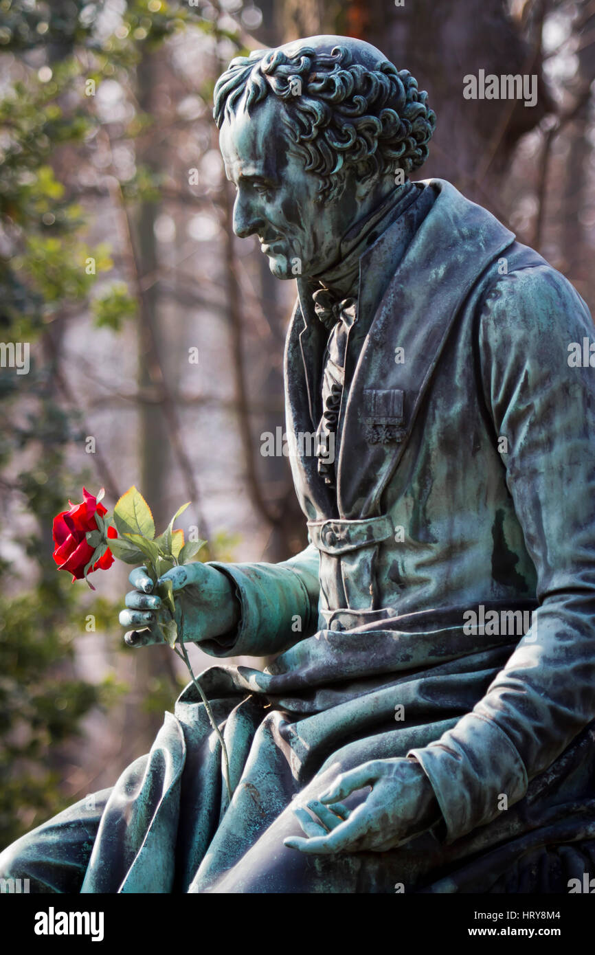 Scultura in Vivant Denon tomba. Cimitero di Pere Lachaise. Parigi, Francia, Europa. Foto Stock