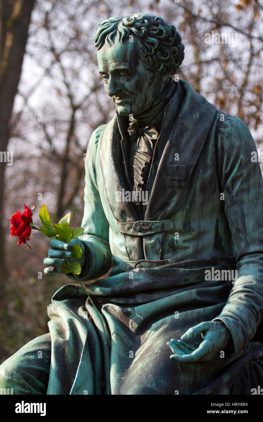 Scultura in Vivant Denon tomba. Cimitero di Pere Lachaise. Parigi, Francia, Europa. Foto Stock