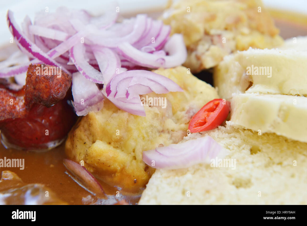 Diversi tipi di pane sono soliti parte di piatti preparati con le tradizioni della cucina ceca. Pane sono servite su un piatto con diverse salse. Foto Stock