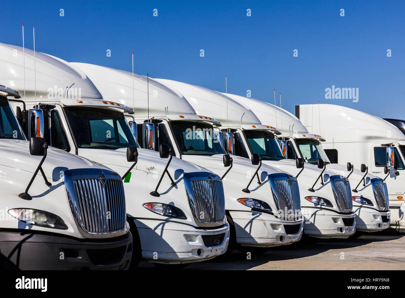 Indianapolis - Circa Novembre 2016: Navistar International semi rimorchio per trattore camion schierate per vendita IO Foto Stock