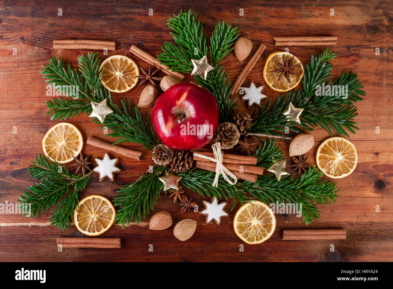 Tradizionale natale spezie con mela rossa decorazione countrified su sfondo di legno vista superiore Foto Stock