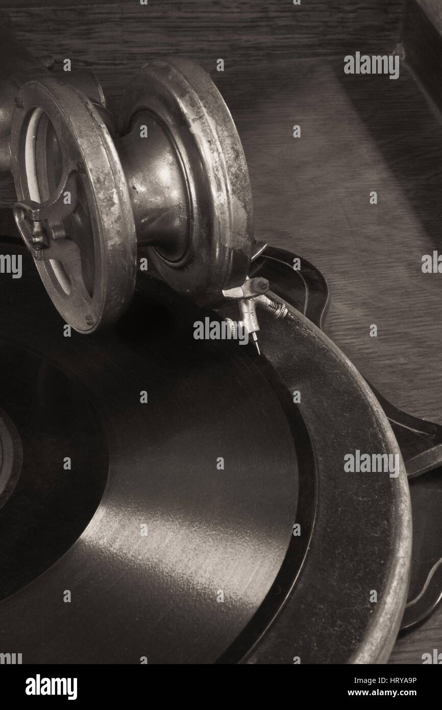 Grammofono antico fonografo 4 - Vintage grammofono fonografo Closeup con giradischi e ago Foto Stock