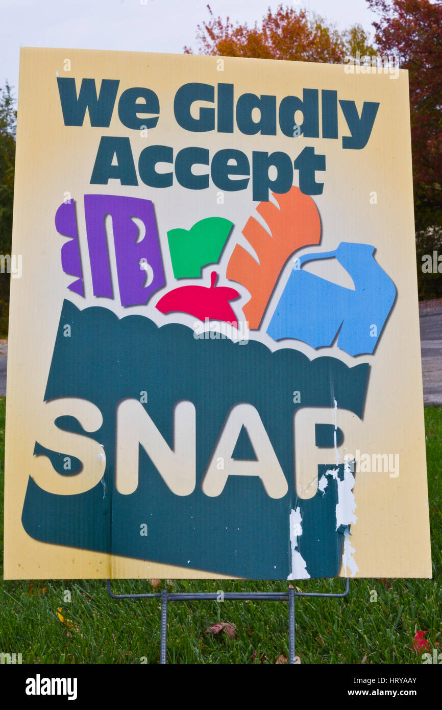 Indianapolis - Circa Novembre 2013: un segno presso un rivenditore - Siamo lieti di accettare SNAP Foto Stock