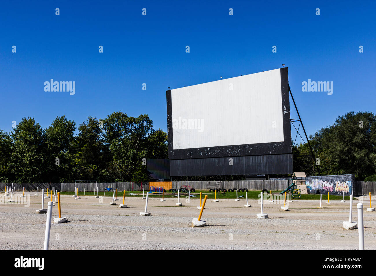 Vecchio tempo Drive-In Movie Theater con Schermo per esterni e di un parco giochi per bambini II Foto Stock