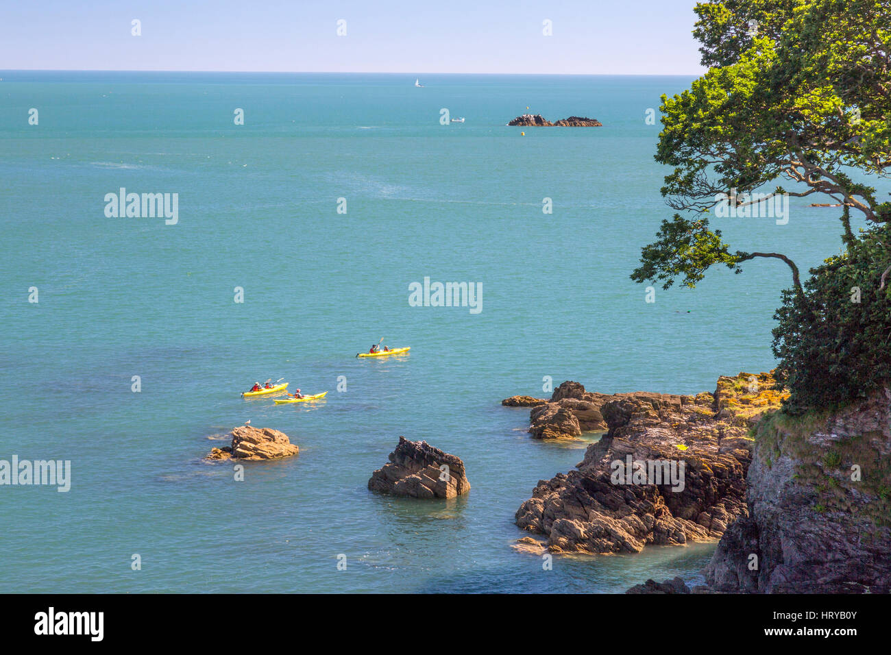Un gruppo di kayak da mare lasciando la bocca del fiume Dart per inserire il canale inglese vicino a Dartmouth, Devon, Inghilterra, Regno Unito Foto Stock