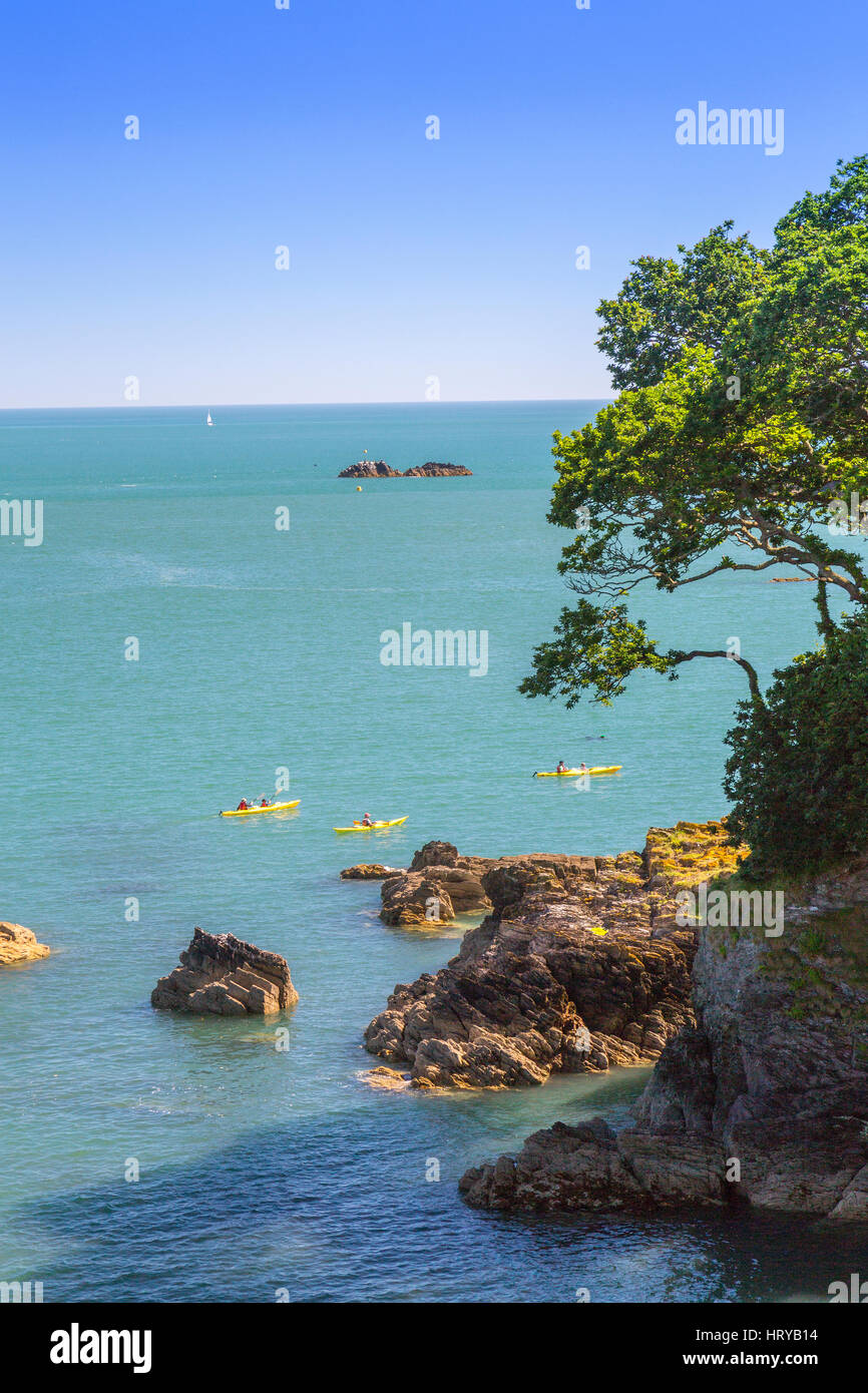 Un gruppo di kayak da mare lasciando la bocca del fiume Dart per inserire il canale inglese vicino a Dartmouth, Devon, Inghilterra, Regno Unito Foto Stock