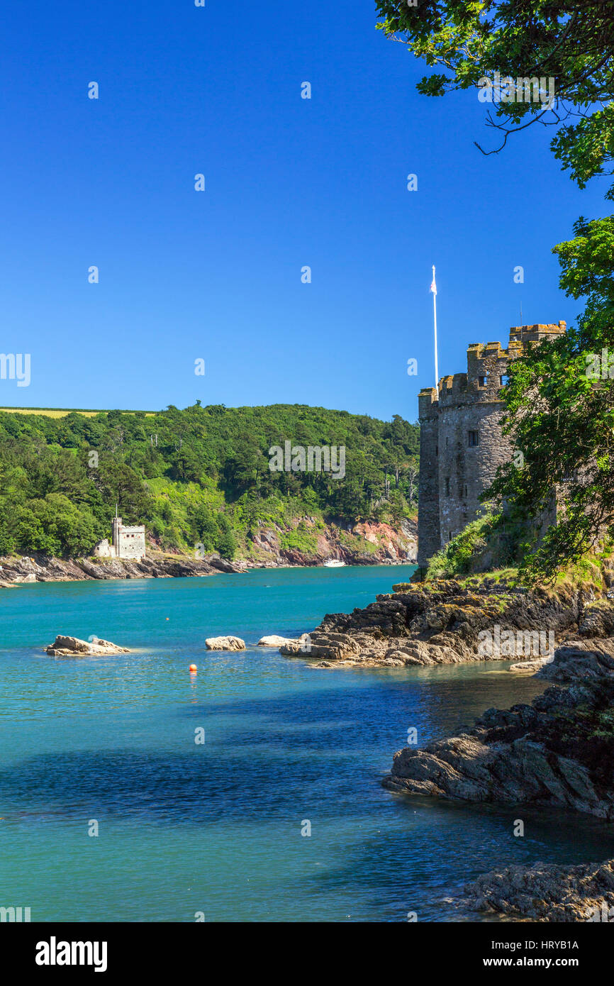 Castello di Dartmouth (più vicino) e Kingswear Castle (più lontano) guardia dell'ingresso del fiume Dart, Dartmouth, Devon, Inghilterra, Regno Unito Foto Stock